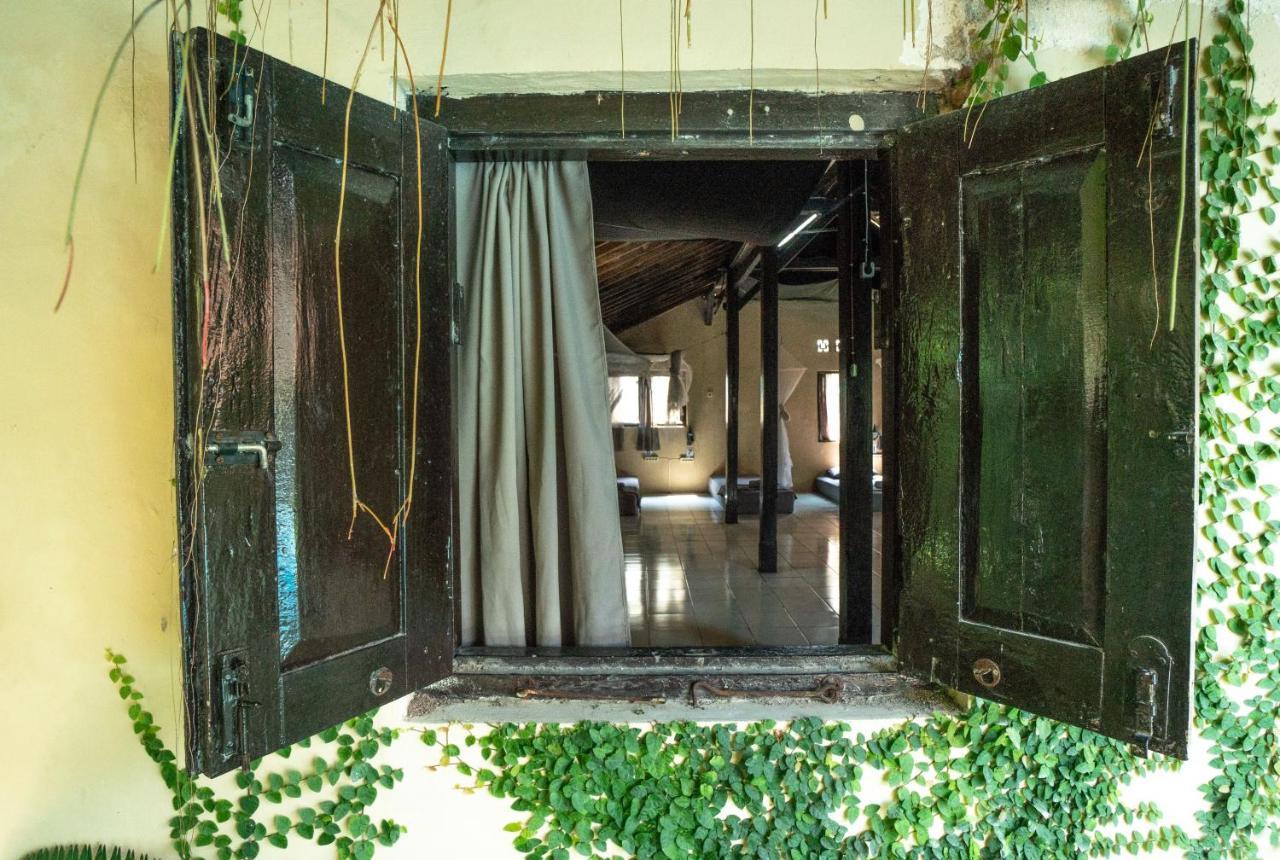 Losmanos Hostel Yogyakarta Exterior foto